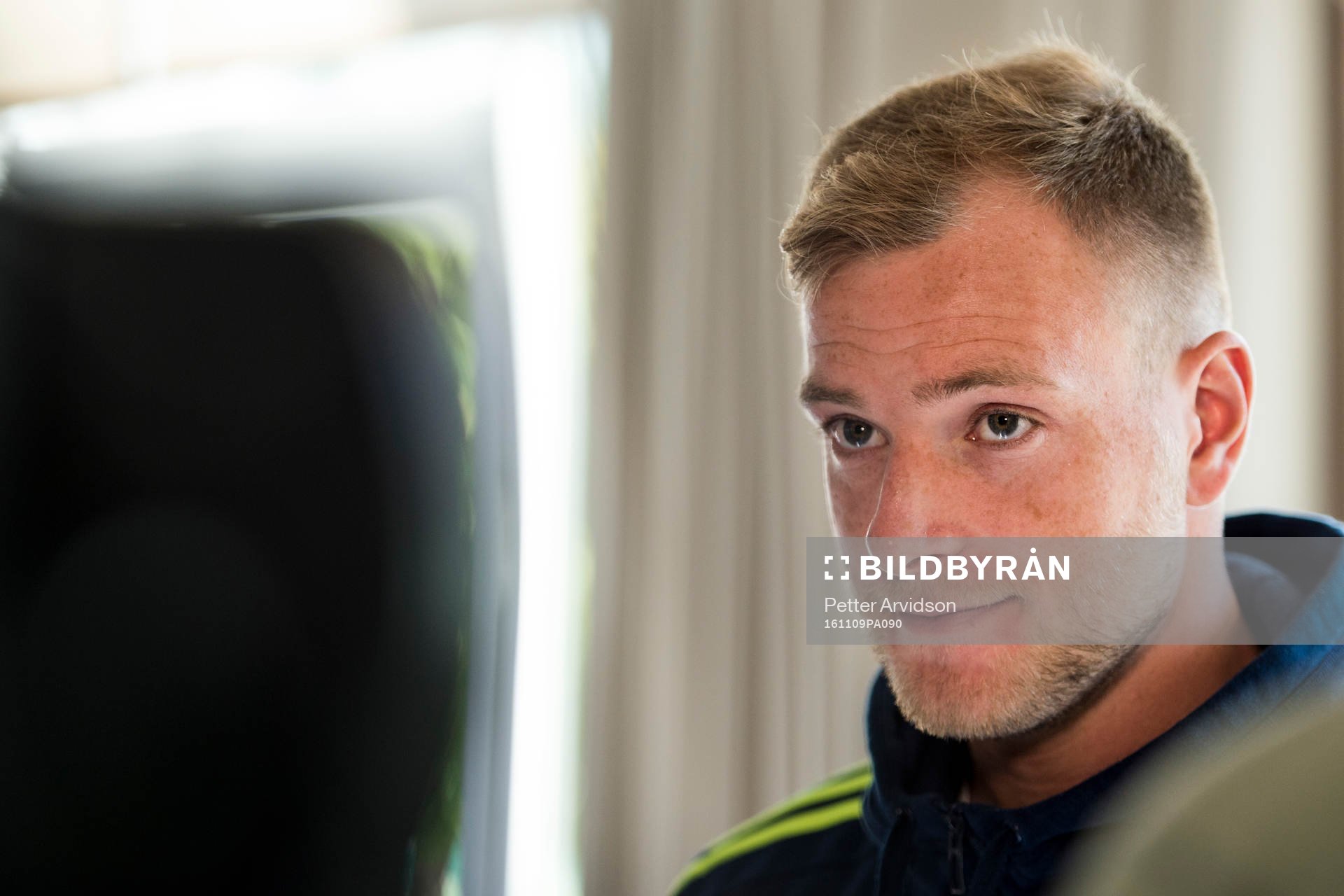 John Guidetti blir intervjuad i mixed zone efter en träning med Sveriges fotbollslandslag den 9 november 2016 i Marbella.