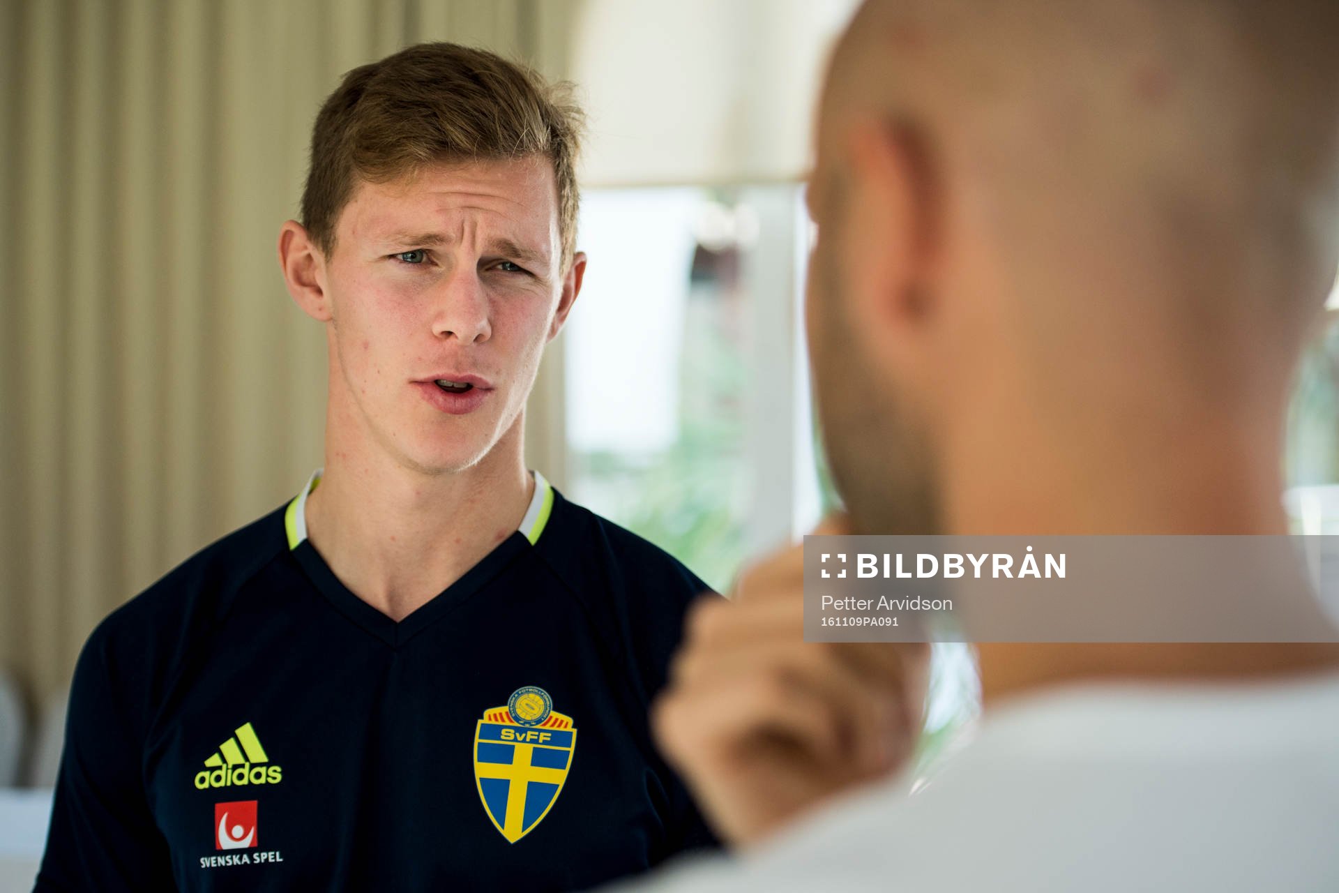 Emil Krafth blir intervjuad i mixed zone efter en träning med Sveriges fotbollslandslag den 9 november 2016 i Marbella.