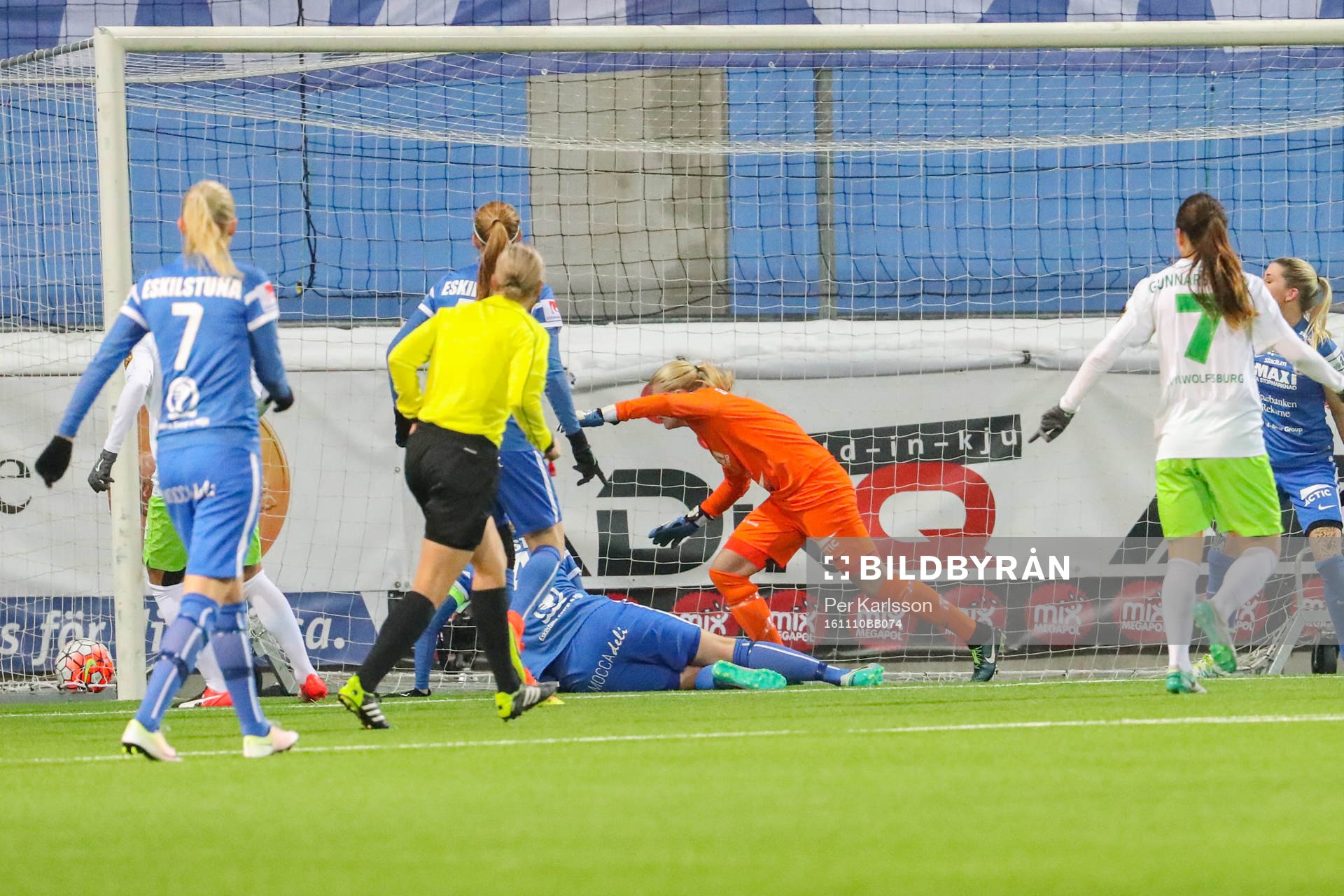 Wolfsburgs Zsanett Jakabfi gör 1-0 under fotbollsmatchen i Champions League mellan Eskilstuna United och Wolfsburg den 10 november 2016 i Eskilstuna.