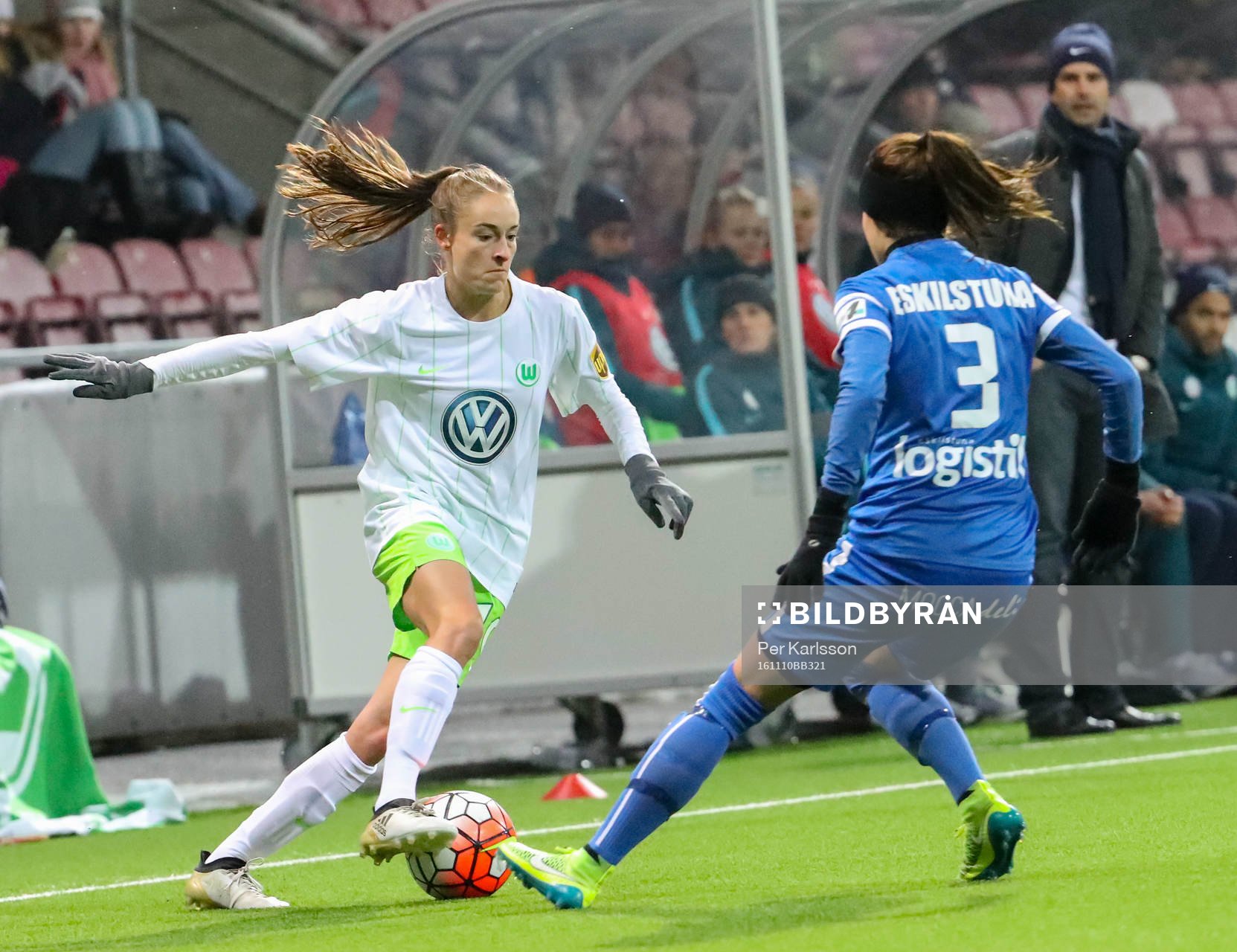 Wolfsburgs Tessa Wullaert och Eskilstuna Uniteds Nathalie