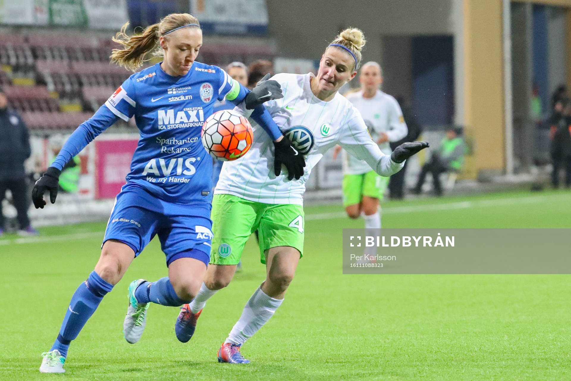 Eskilstuna Uniteds Louise Quinn och Wolfsburgs Anja Mittag under fotbollsmatchen i Champions League mellan Eskilstuna United och Wolfsburg den 10 november 2016 i Eskilstuna.