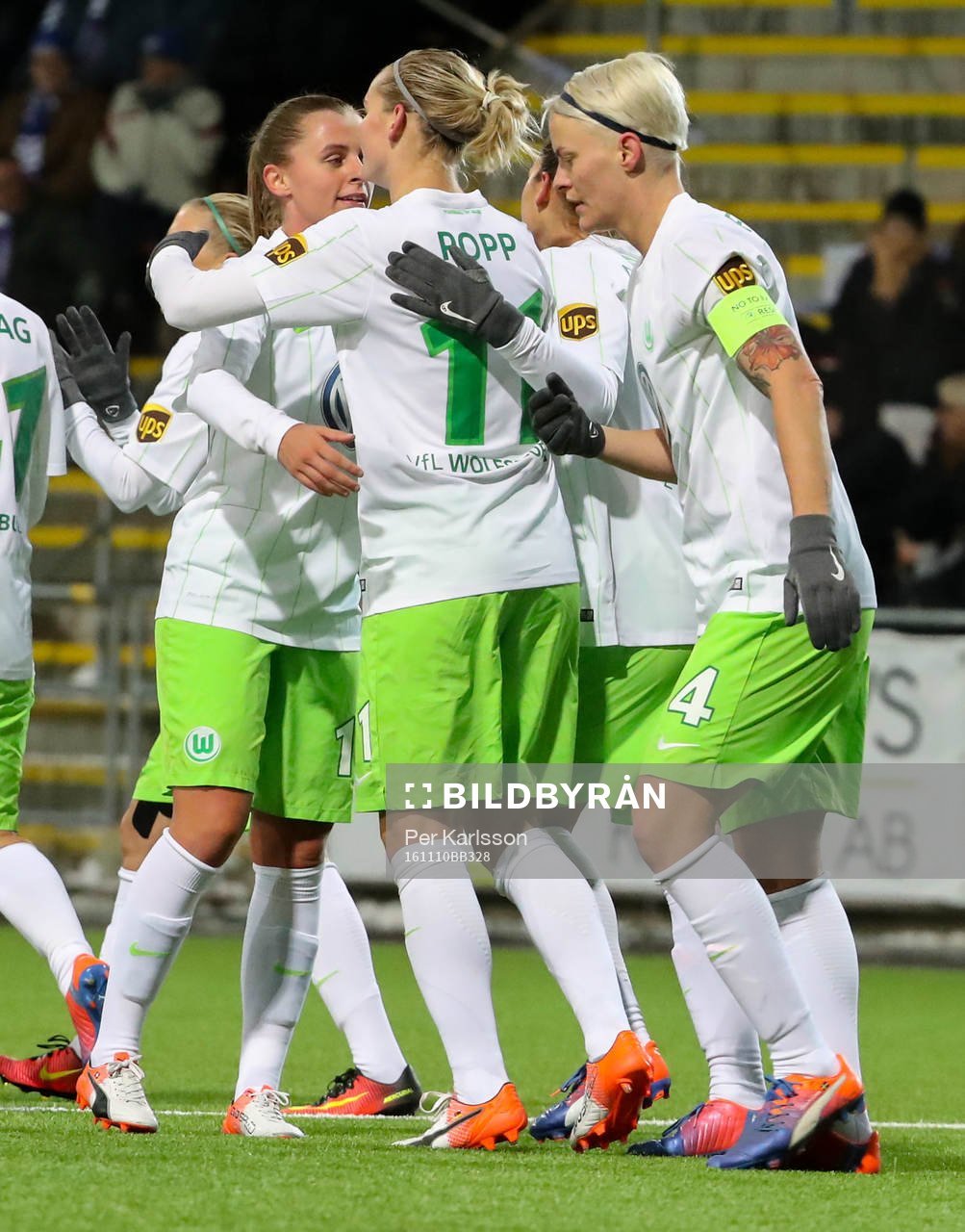 Wolfsburgs Alexandra Popp jublar tillsammans med lagkamrater under fotbollsmatchen i Champions League mellan Eskilstuna United och Wolfsburg den 10 november 2016 i Eskilstuna.