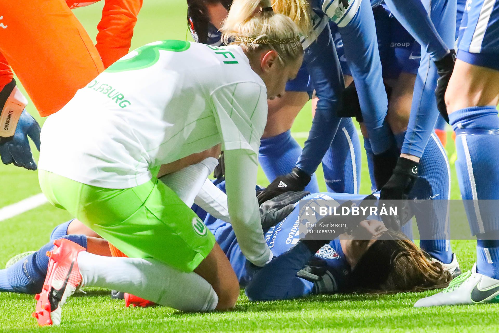 Eskilstuna Uniteds Nathalie Björn får hjälp av