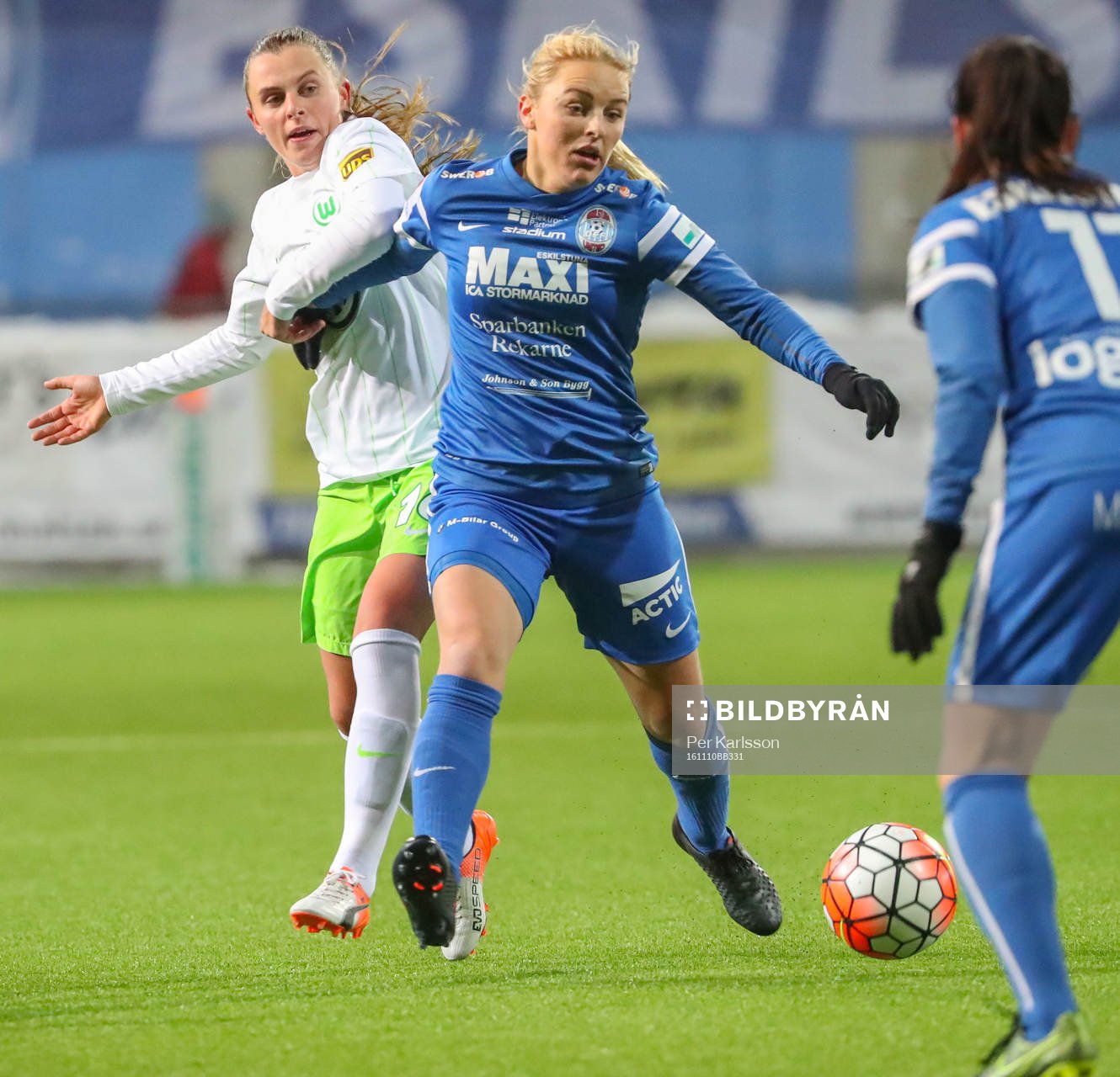 Eskilstuna Uniteds Mimmi Lasson tar för sig mot Wolfsburgs