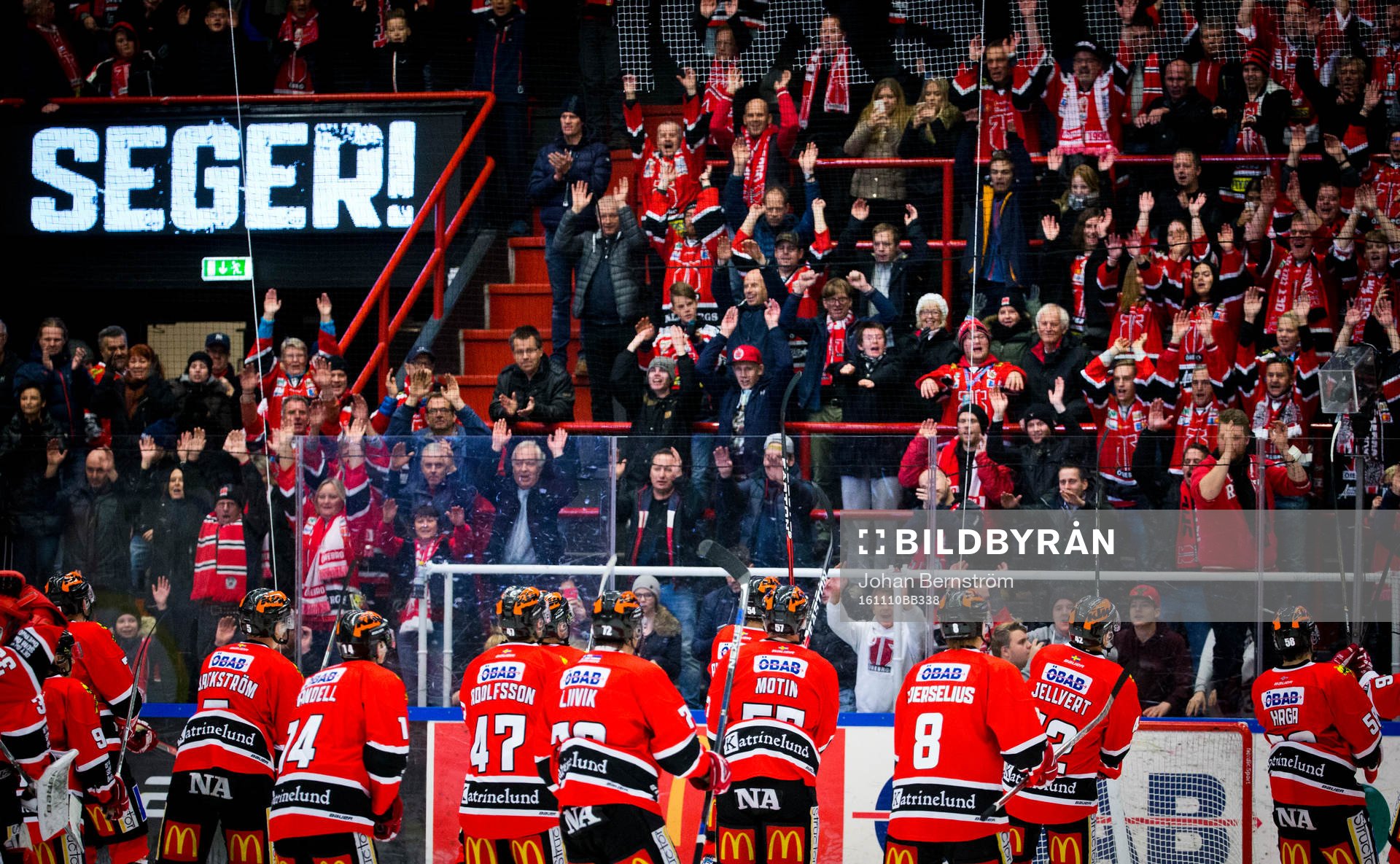Örebrospelarna jublar framför klacken