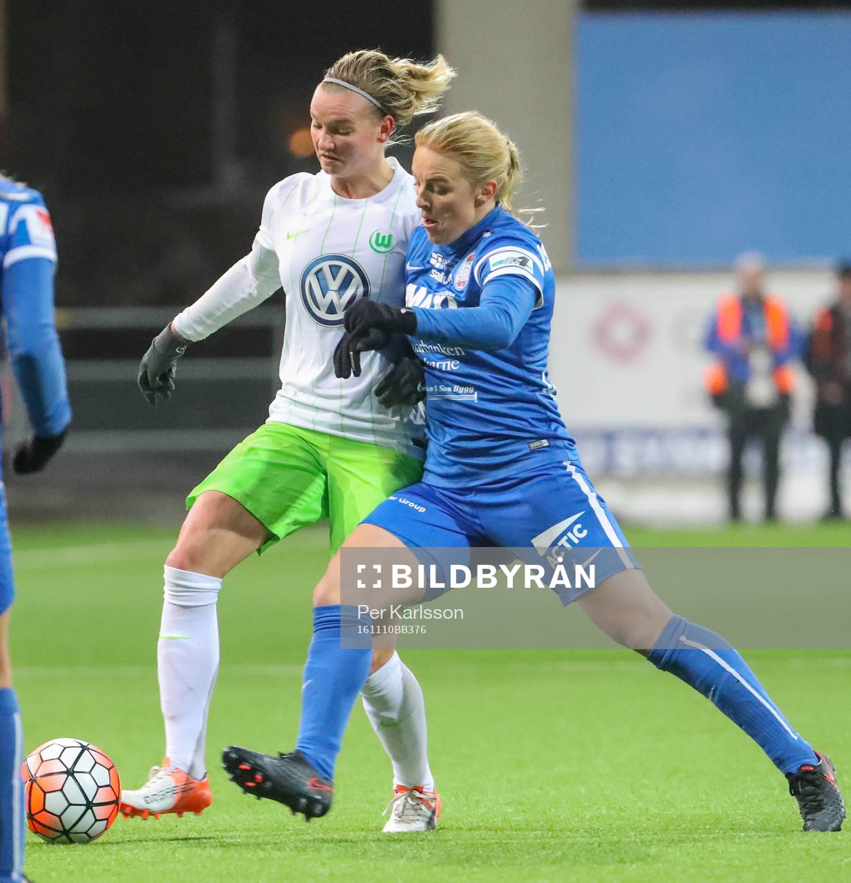 Eskilstuna Uniteds Mimmi Lasson tar för sig mot Wolfsburgs Alexandra Popp under fotbollsmatchen i Champions League mellan Eskilstuna United och Wolfsburg den 10 november 2016 i Eskilstuna.