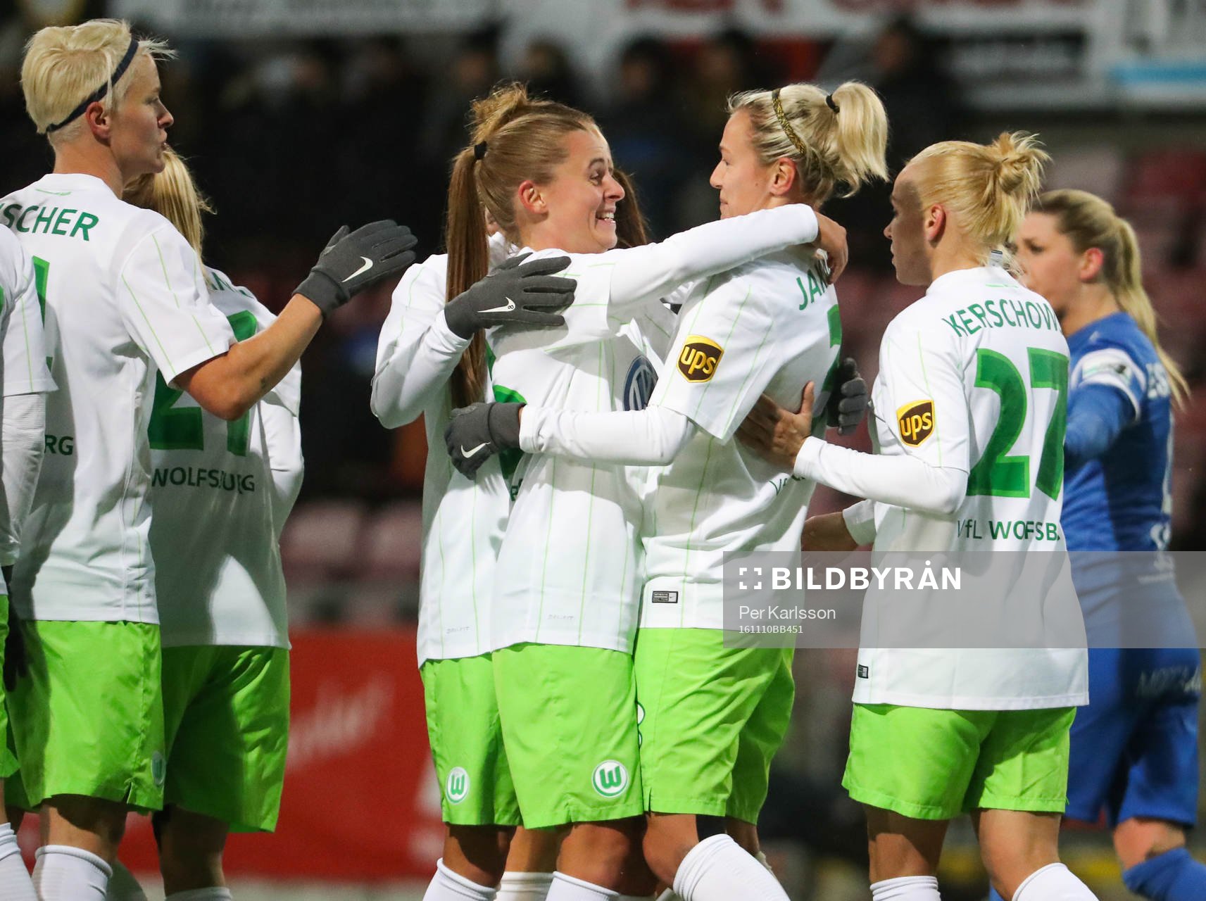 Wolfsburgs Zsanett Jakabfi jublar tillsammans med lagkamrater under fotbollsmatchen i Champions League mellan Eskilstuna United och Wolfsburg den 10 november 2016 i Eskilstuna.