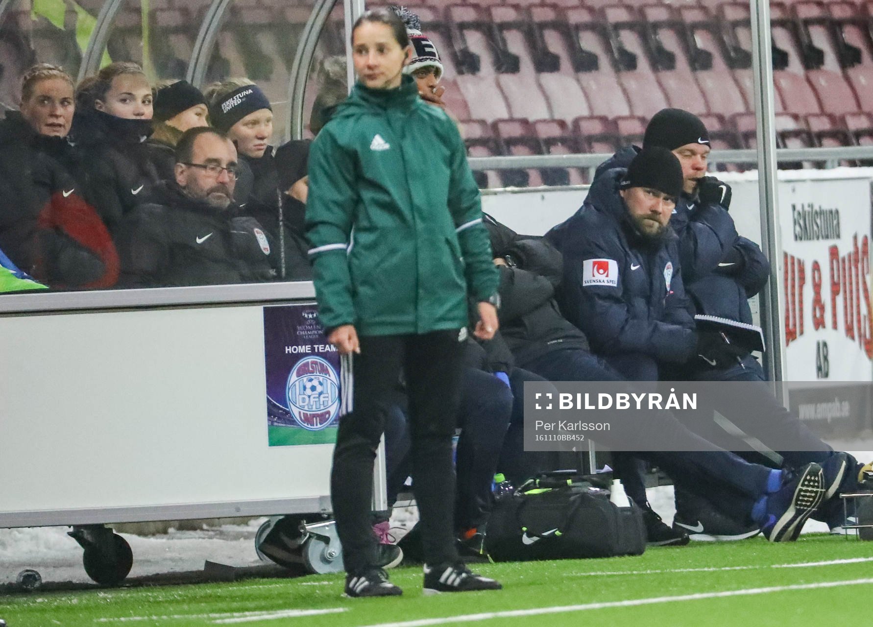 Eskilstuna Uniteds bänk med tränare Viktor Eriksson till