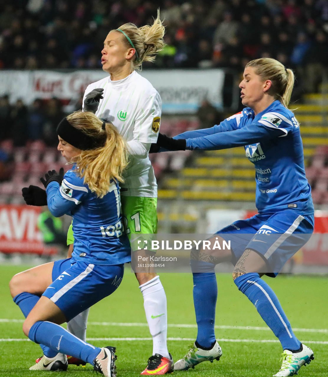 Wolfsburgs Lara Dickenmann kläms mellan Eskilstuna Uniteds