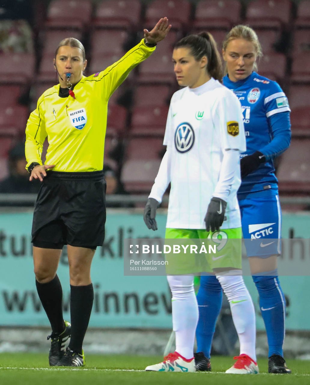 Domare Cristina Dorcioman blåser igång fotbollsmatchen i