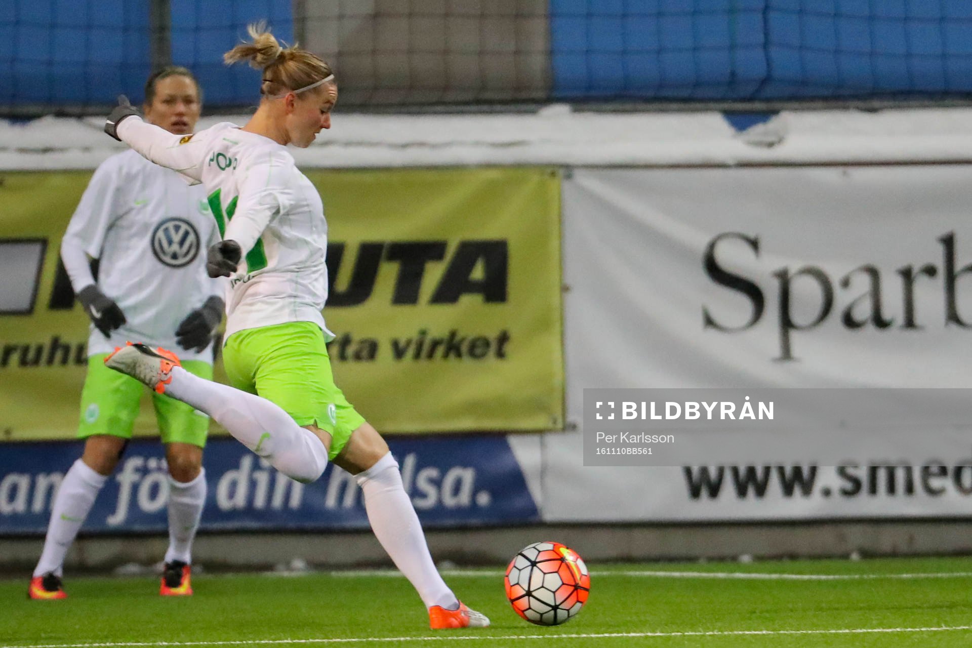 Wolfsburgs Alexandra Popp skjuter mot mål
