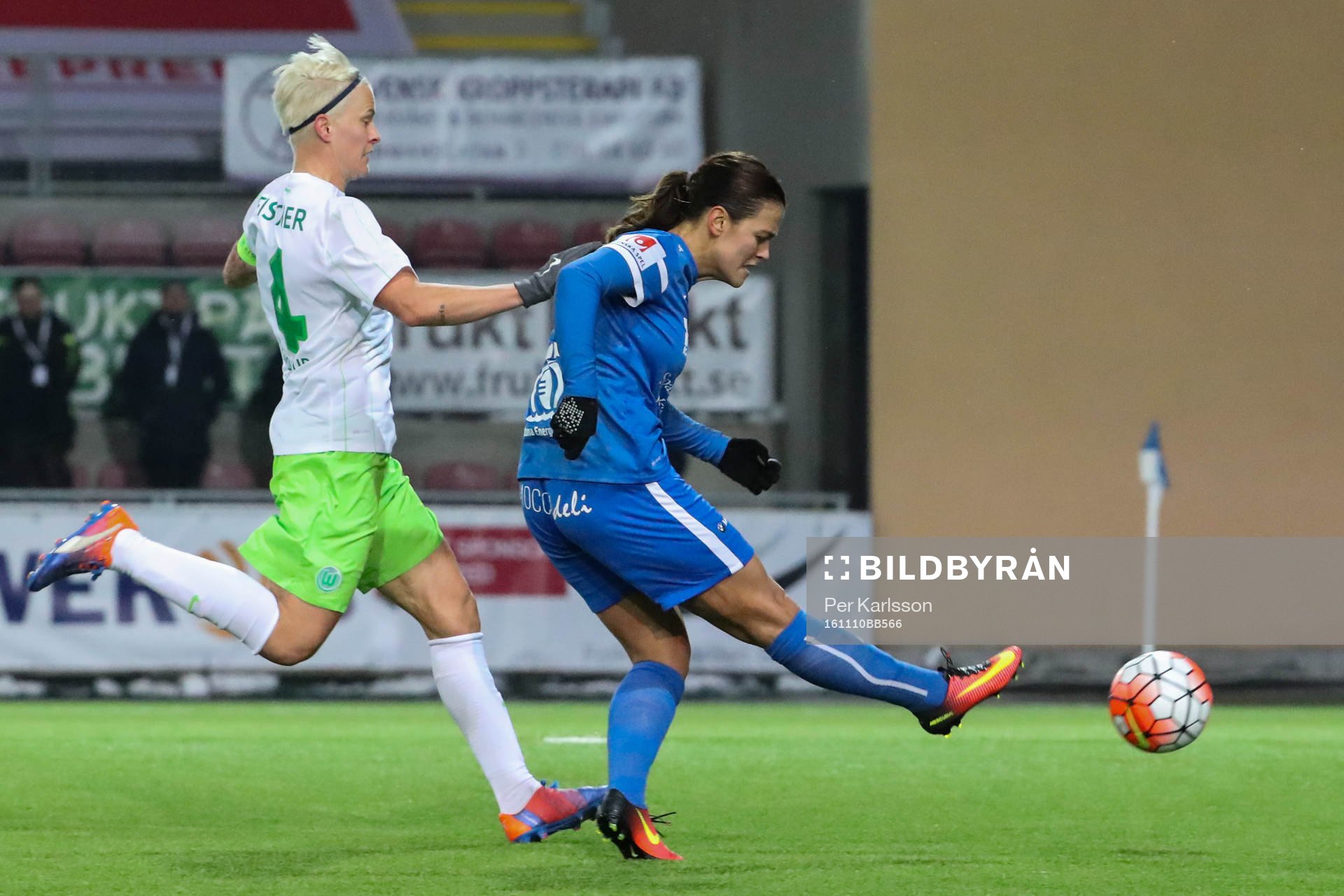 Eskilstuna Uniteds Marija Banusic skjuter sitt 1-2 mål