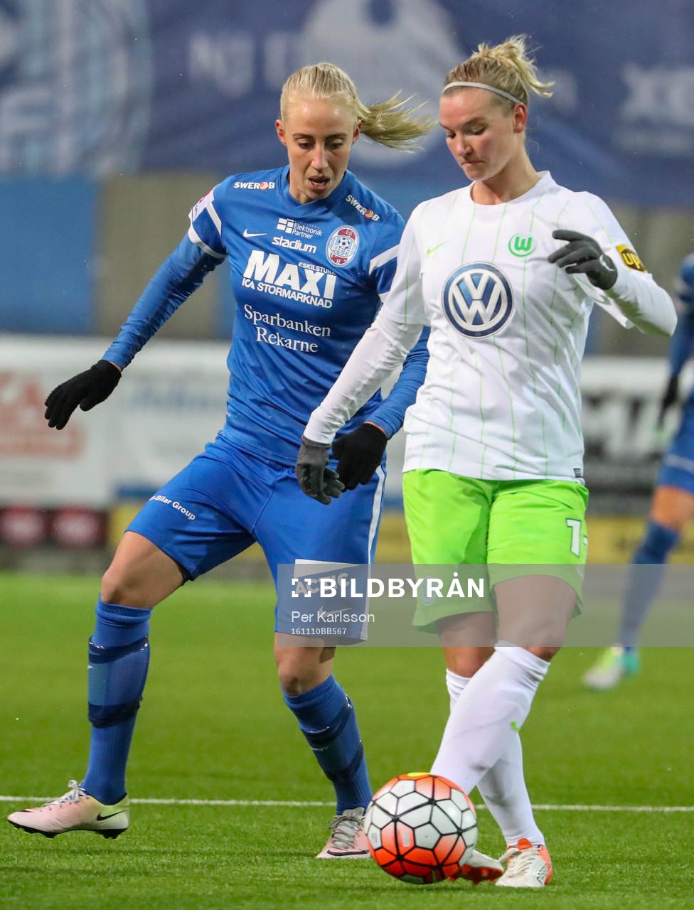 Wolfsburgs Alexandra Popp och Eskilstuna Uniteds Petra