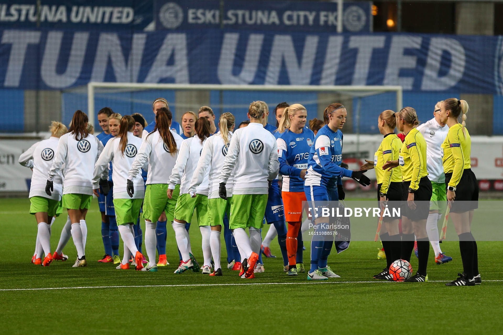 Eskilstuna United mot Wolfsburg innan fotbollsmatchen i