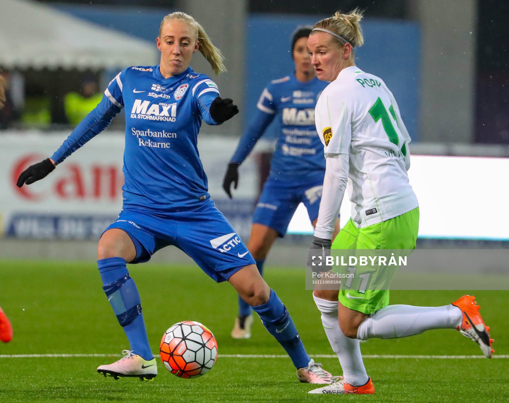 Wolfsburgs Alexandra Popp och Eskilstuna Uniteds Petra