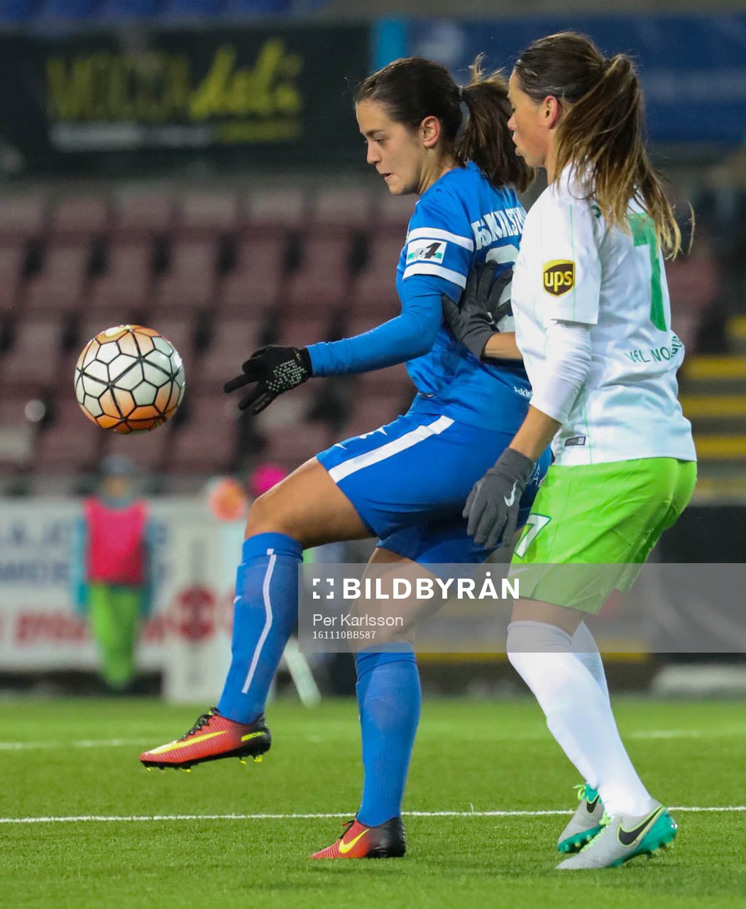 Eskilstuna Uniteds Marija Banusic jonglerar med bollen