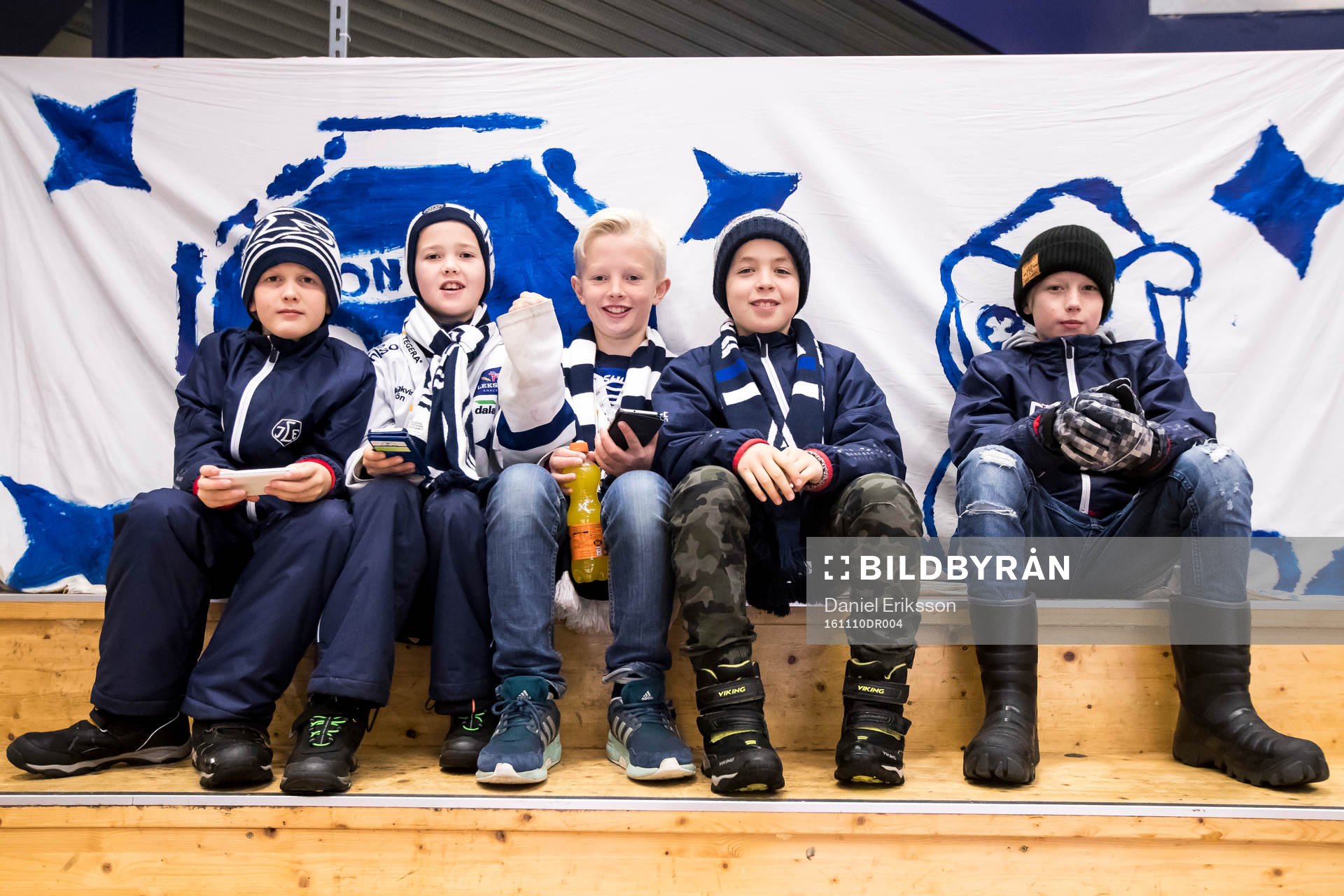 Unga supporters innan ishockeymatchen i SHL mellan Leksand