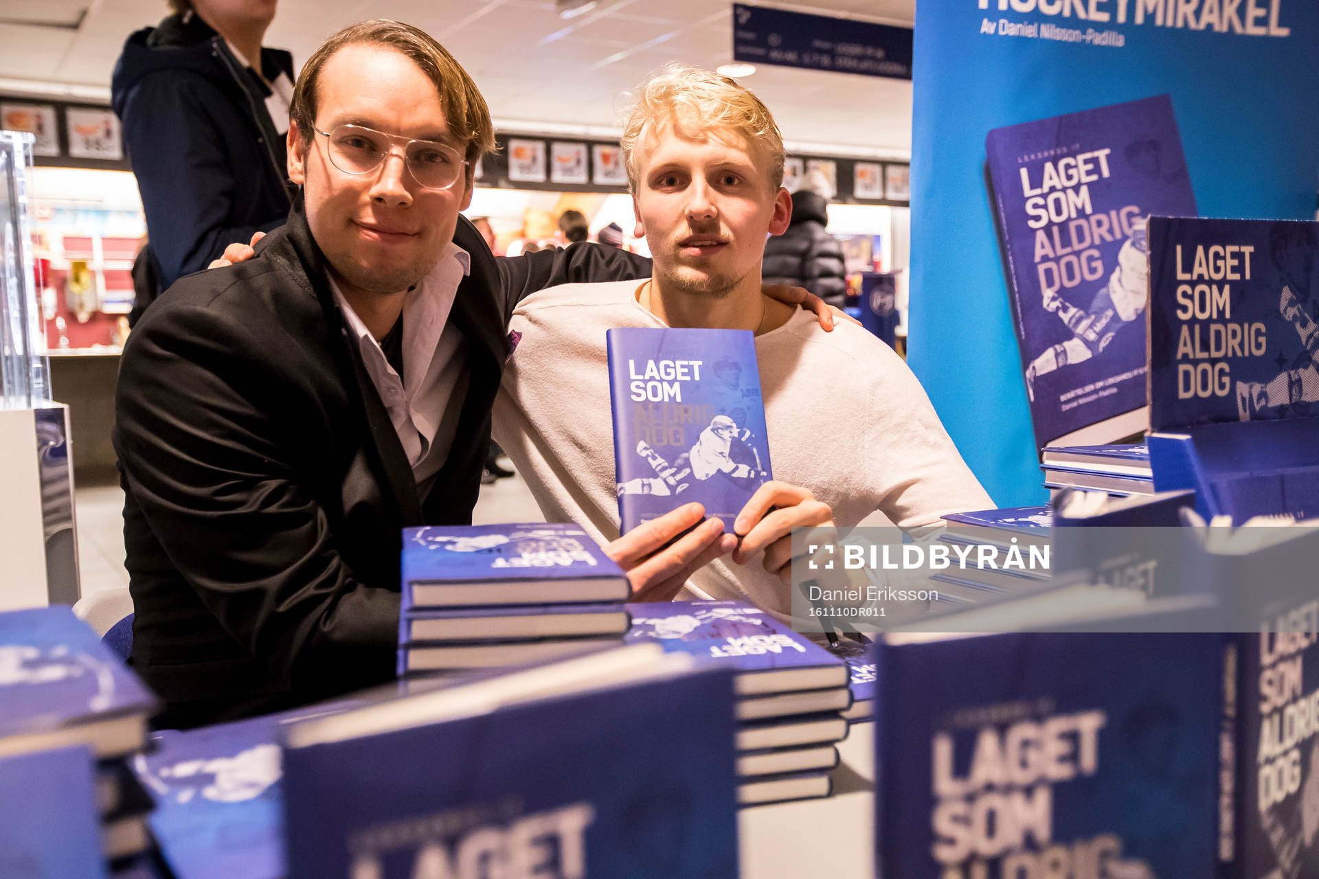Daniel Nilsson-Padila signerar böcker