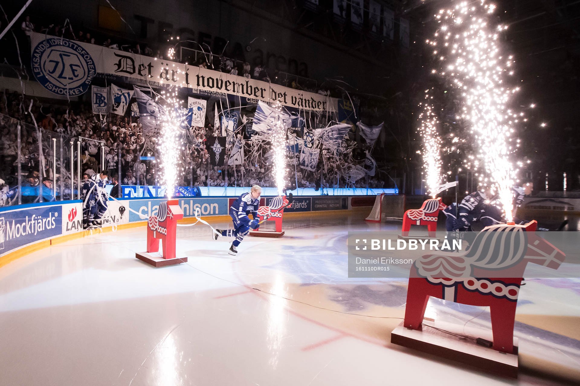 Intro och TIFO i ishockeymatchen i SHL mellan Leksand och