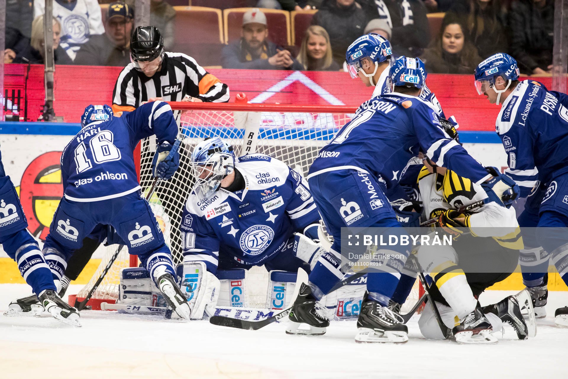 Trångt framför Leksands målvakt Henrik Haukeland János