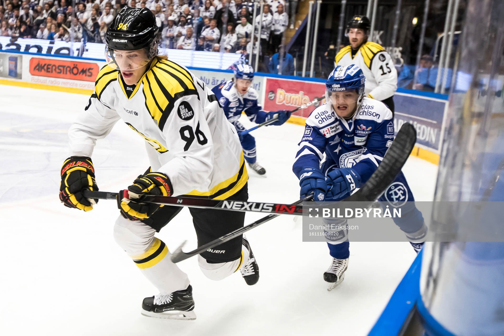 Brynäs Oskar Lindblom jagas av Leksands Johan Olofsson  i