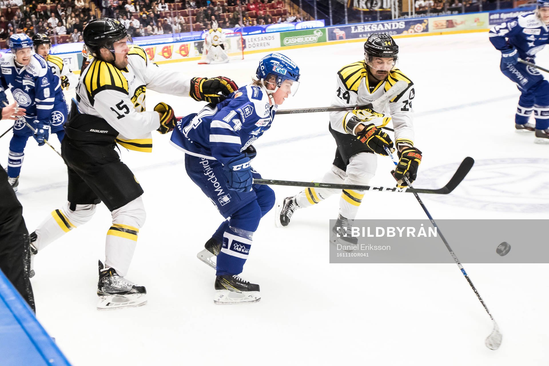 Leksands Oskar Lang i kamp om pucken med Brynäs Simon