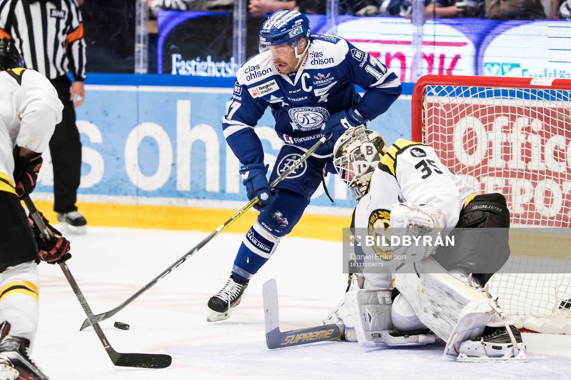 Chans för Leksands Jesper Ollas framför Brynäs målvakt