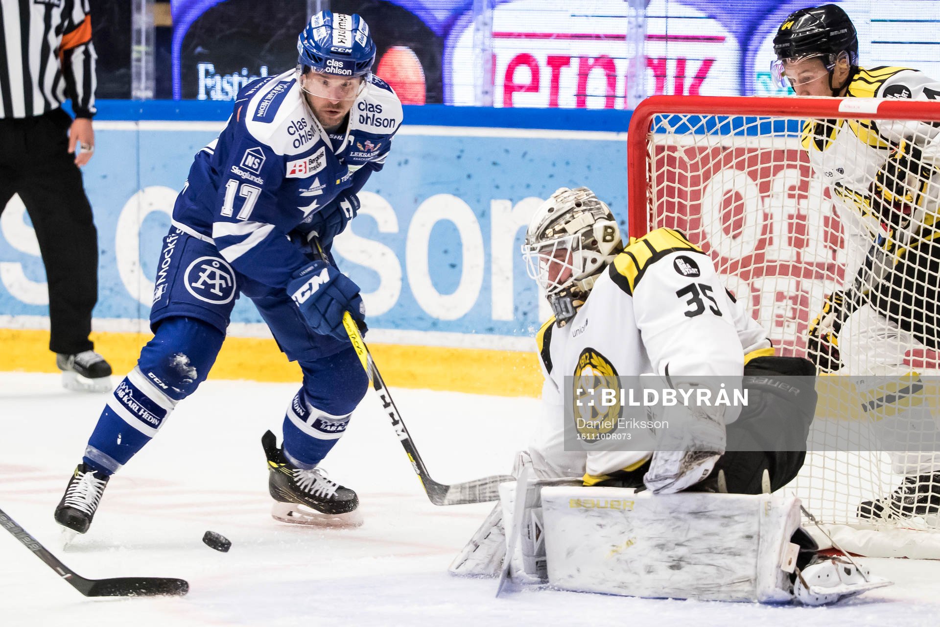 Chans för Leksands Jesper Ollas framför Brynäs målvakt