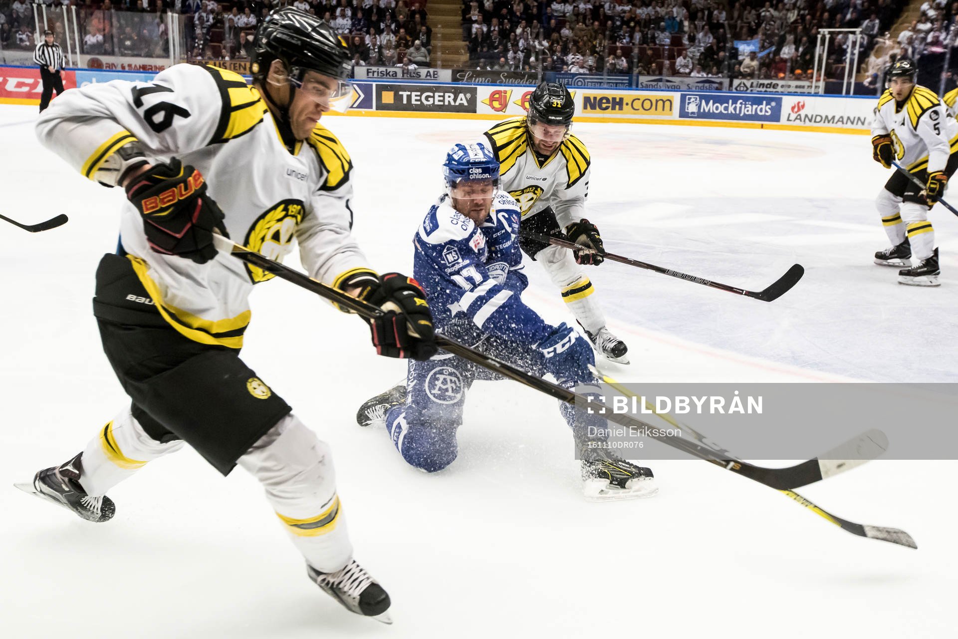 Brynäs Daniel Paille och Leksands Jesper Ollas i kamp om