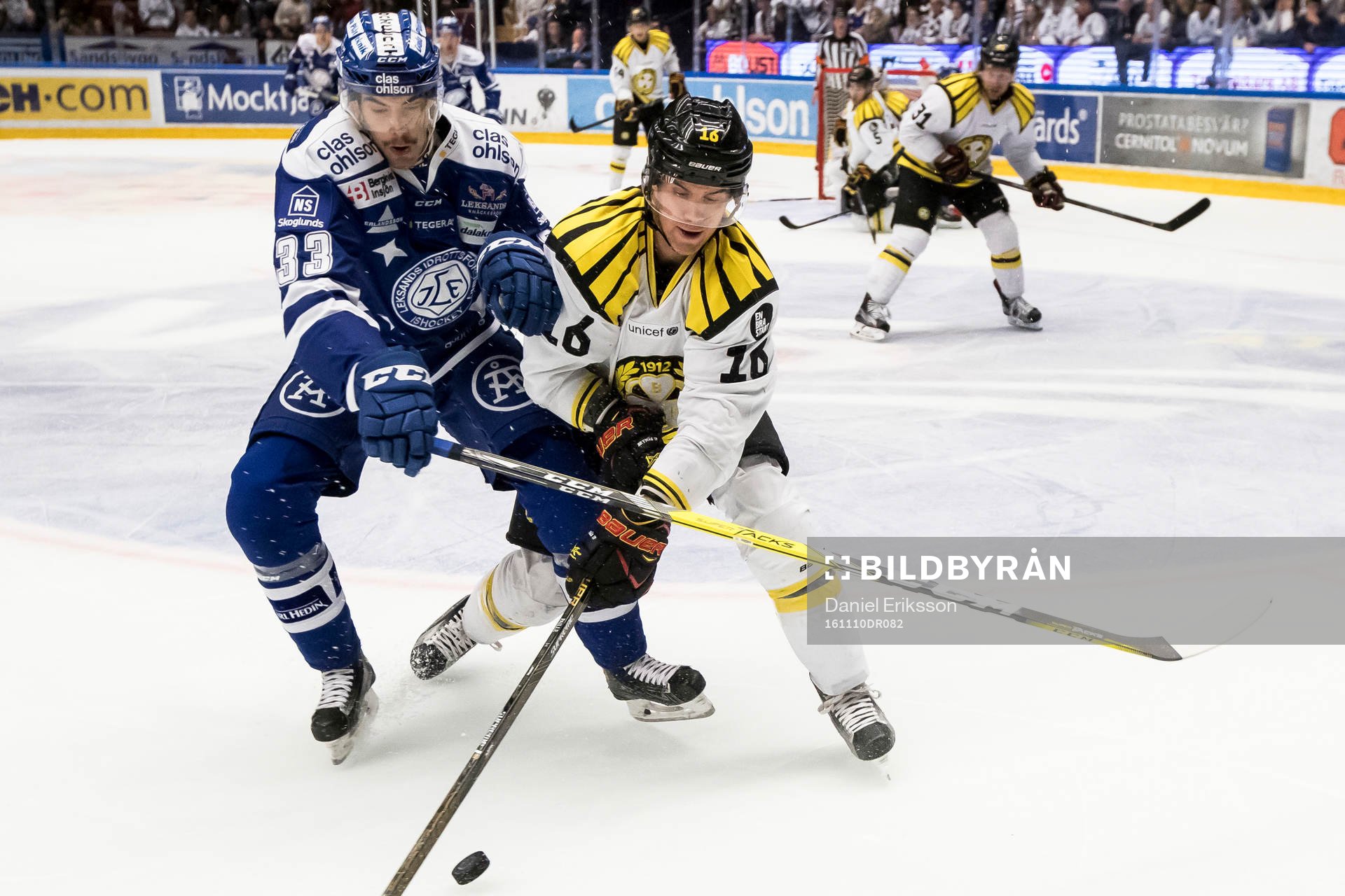 Kamp om pucken mellan Leksands Markus Lauridsen och Brynäs