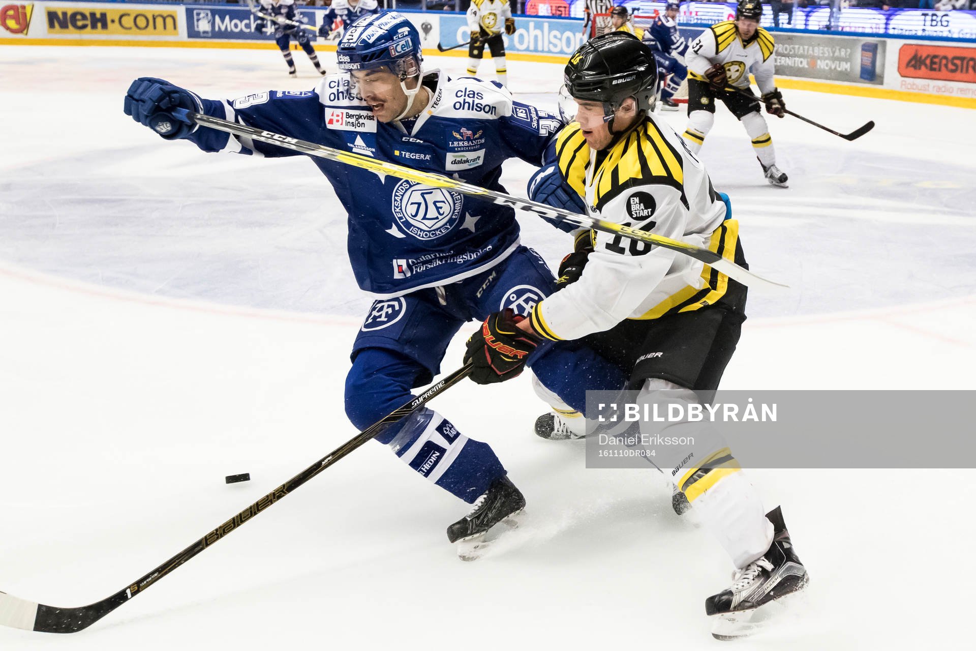 Kamp om pucken mellan Leksands Markus Lauridsen och Brynäs