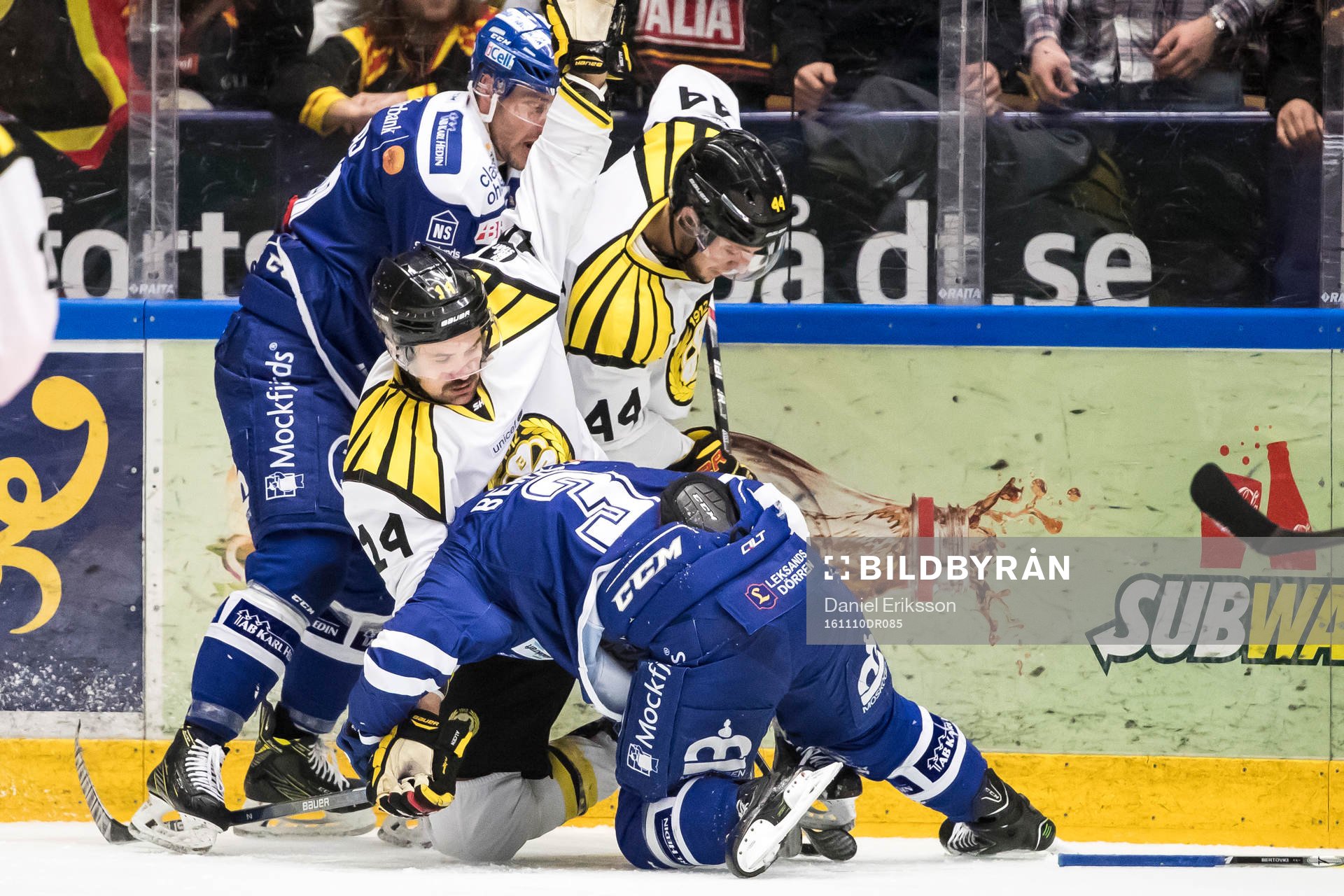 Leksands Daniel Bertov trycks ner av Brynäs Johan Alcén