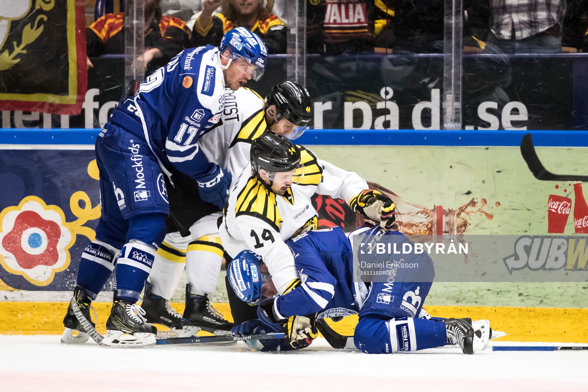 Leksands Daniel Bertov trycks ner av Brynäs Johan Alcén