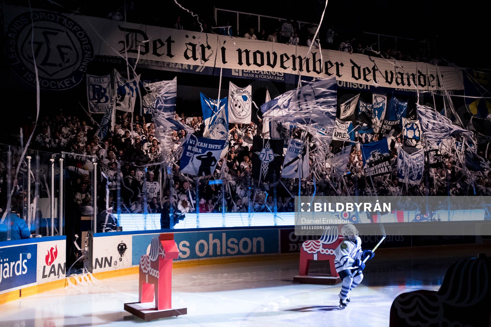 Intro TIFO entre av matchens knatte  i ishockeymatchen i