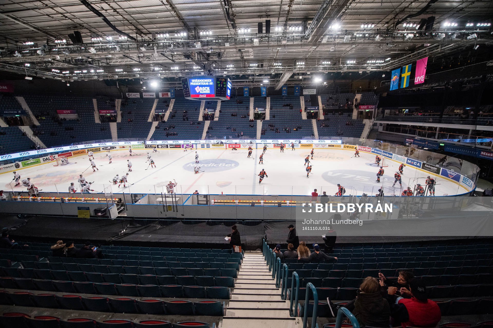 Frölundas och Djurgårdens spelare värmer upp på Hovet