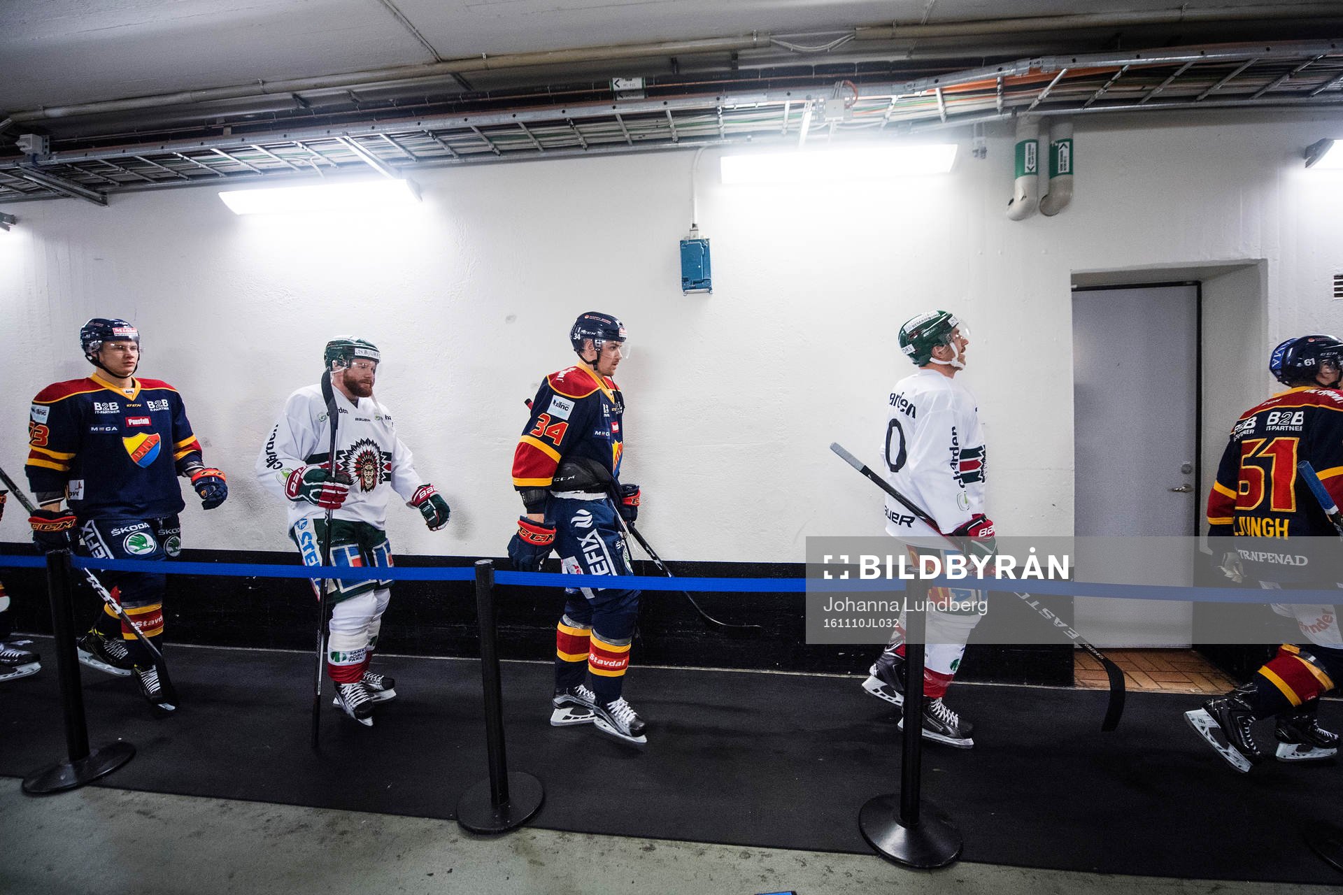 Frölunda och Djurgårdens spelare påväg in till