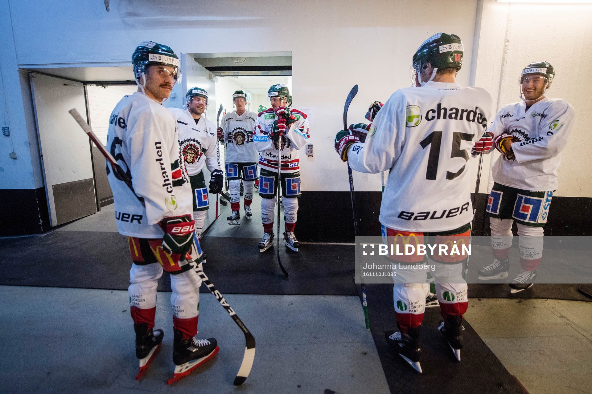 Frölundas spelare väntar på uppvärmningen
