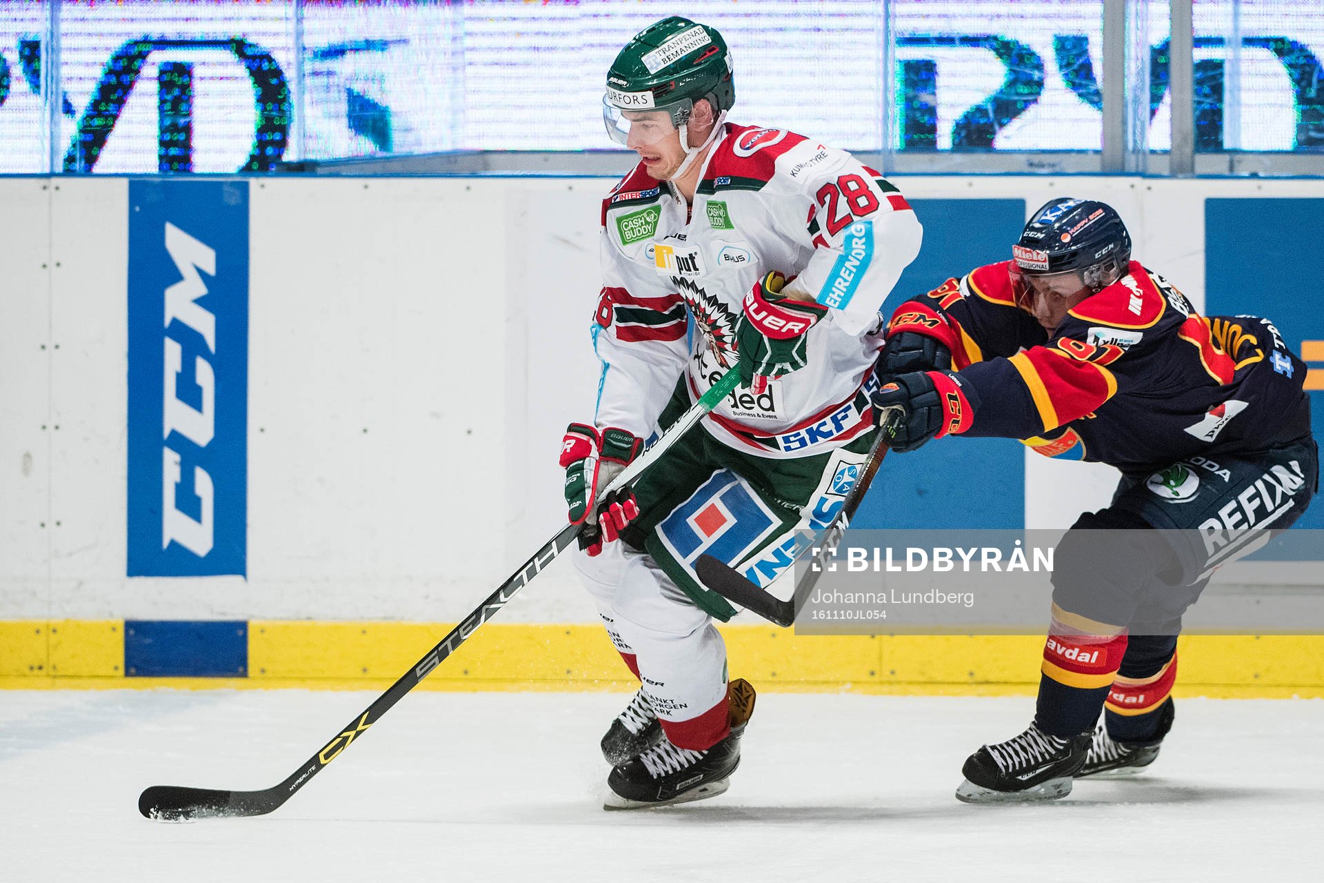 Frölundas Johan Sundström jagas av Djurgårdens Markus
