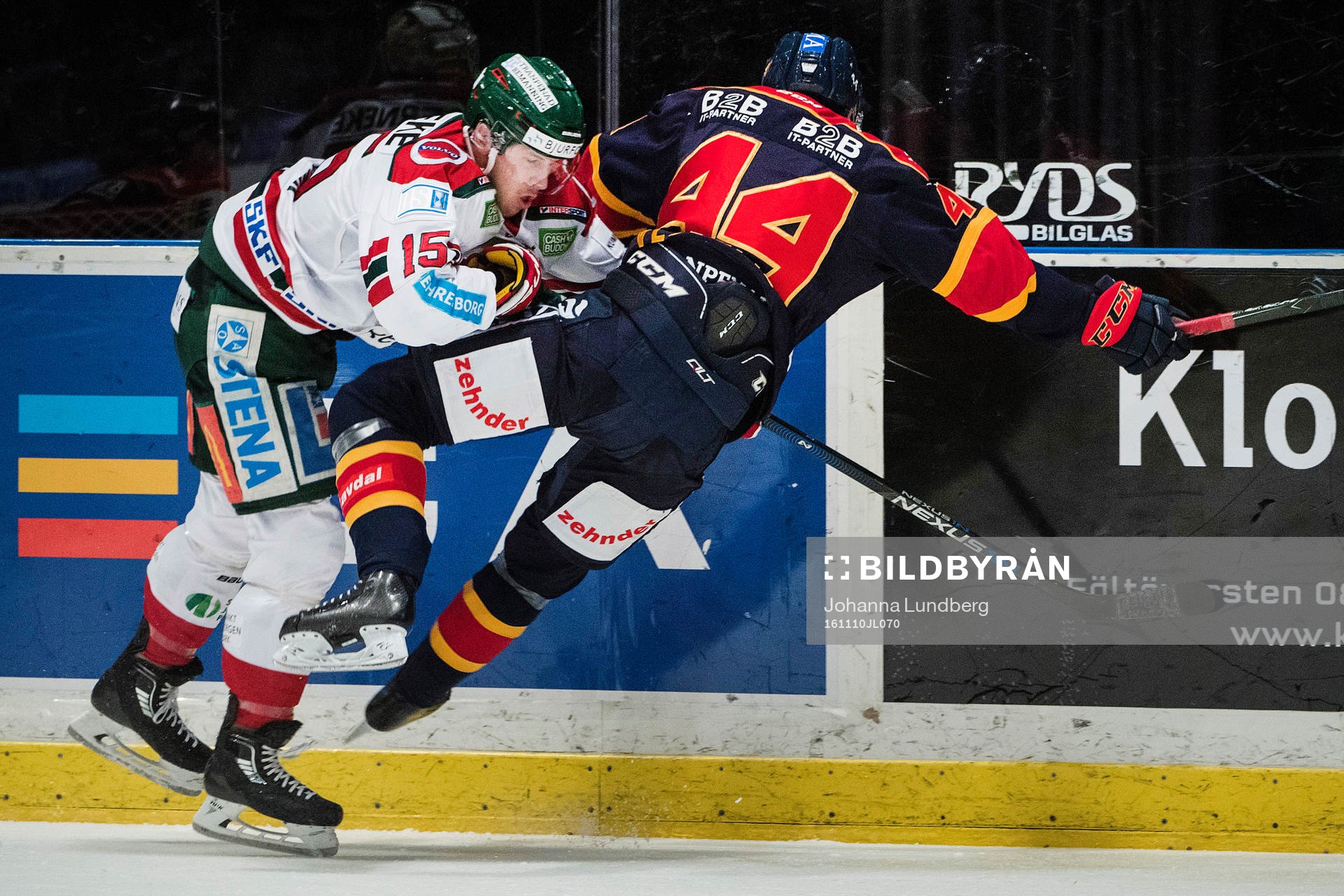 Frölundas Matt Donovan  med en tackling på Djurgårdens
