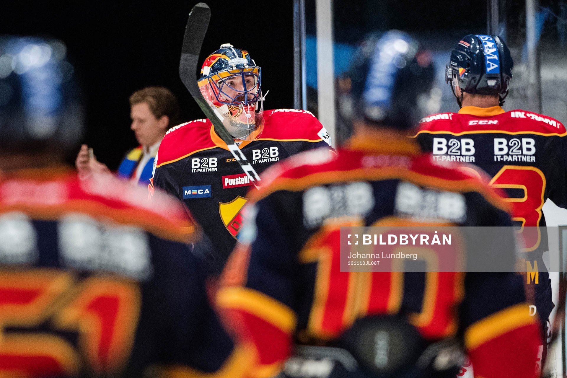 Djurgårdens spelare jublar med målvakt Mikael Tellqvist