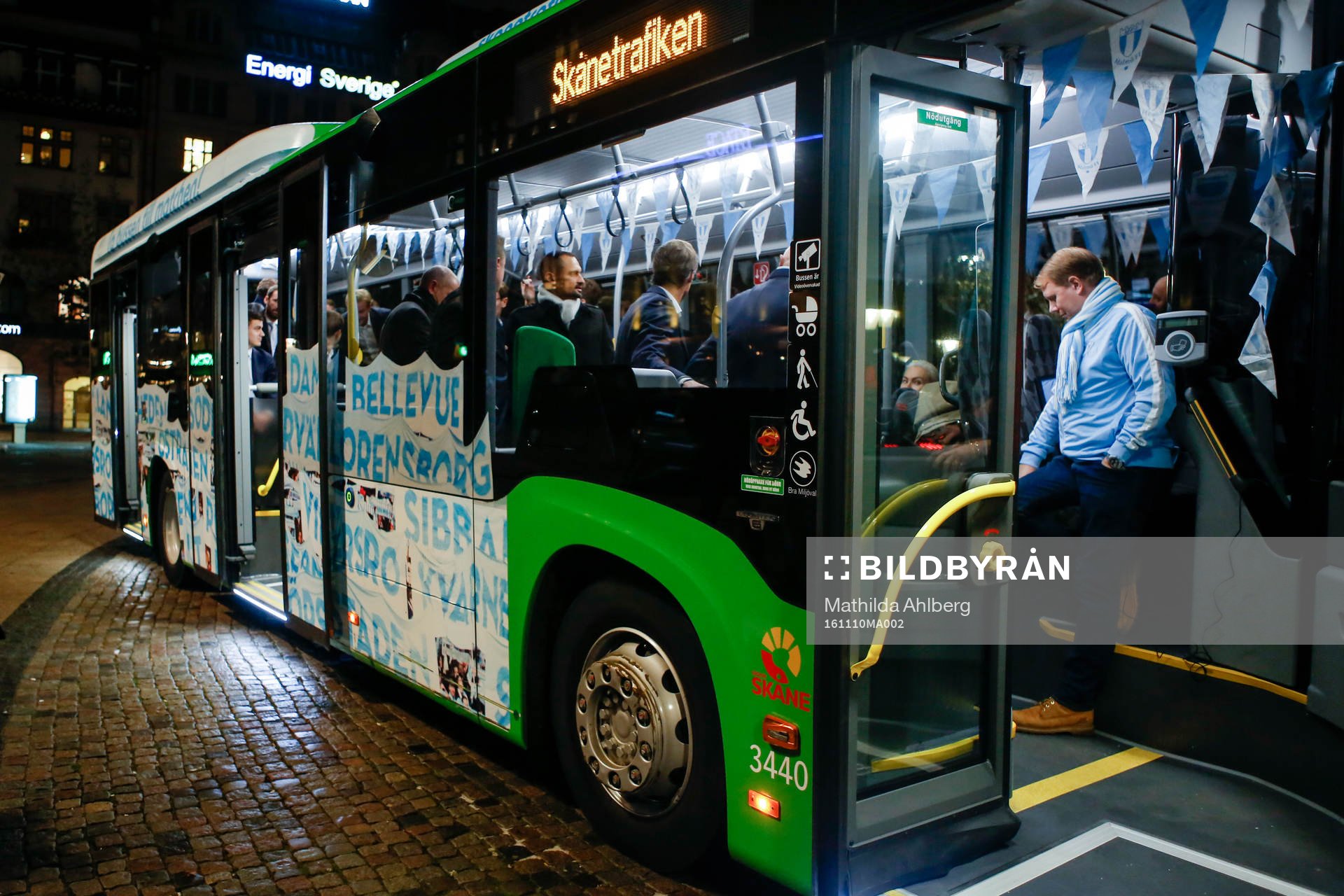Spelare och ledare anländer i buss när Malmö FF hyllas