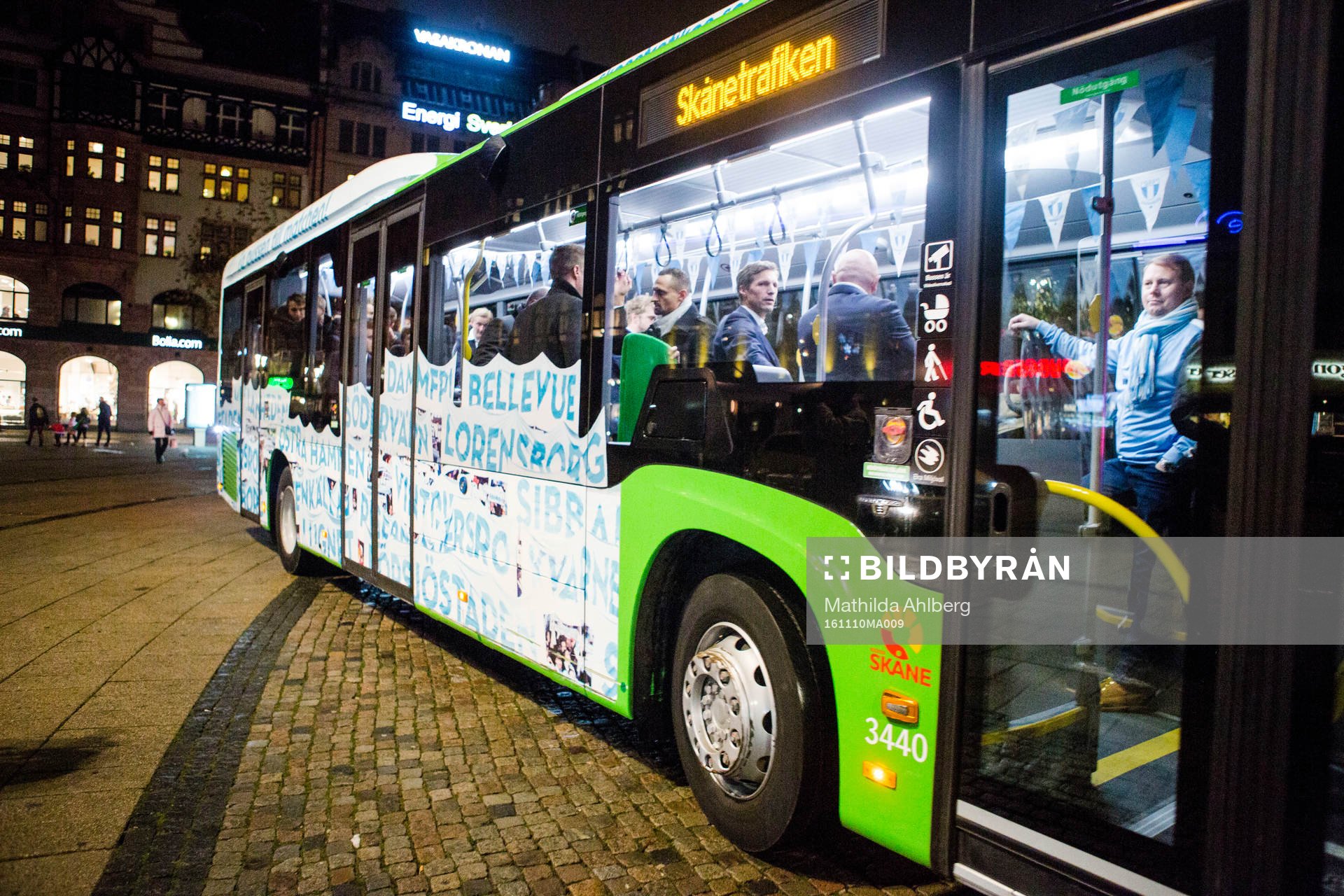 Spelare och ledare anländer i buss när Malmö FF hyllas