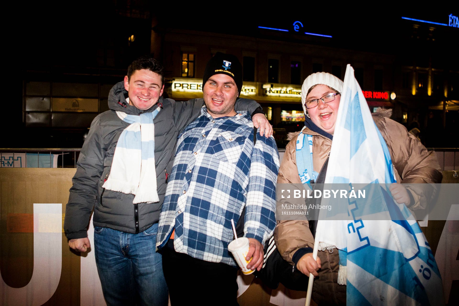 Supporter väntar på att spelarna ska anlända när Malmö