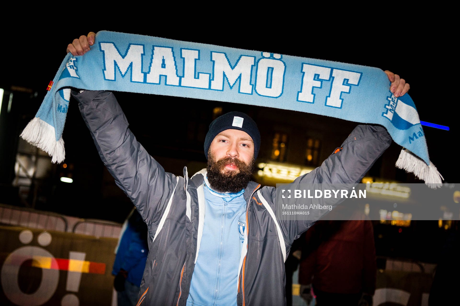 Supporter väntar på att spelarna ska anlända när Malmö