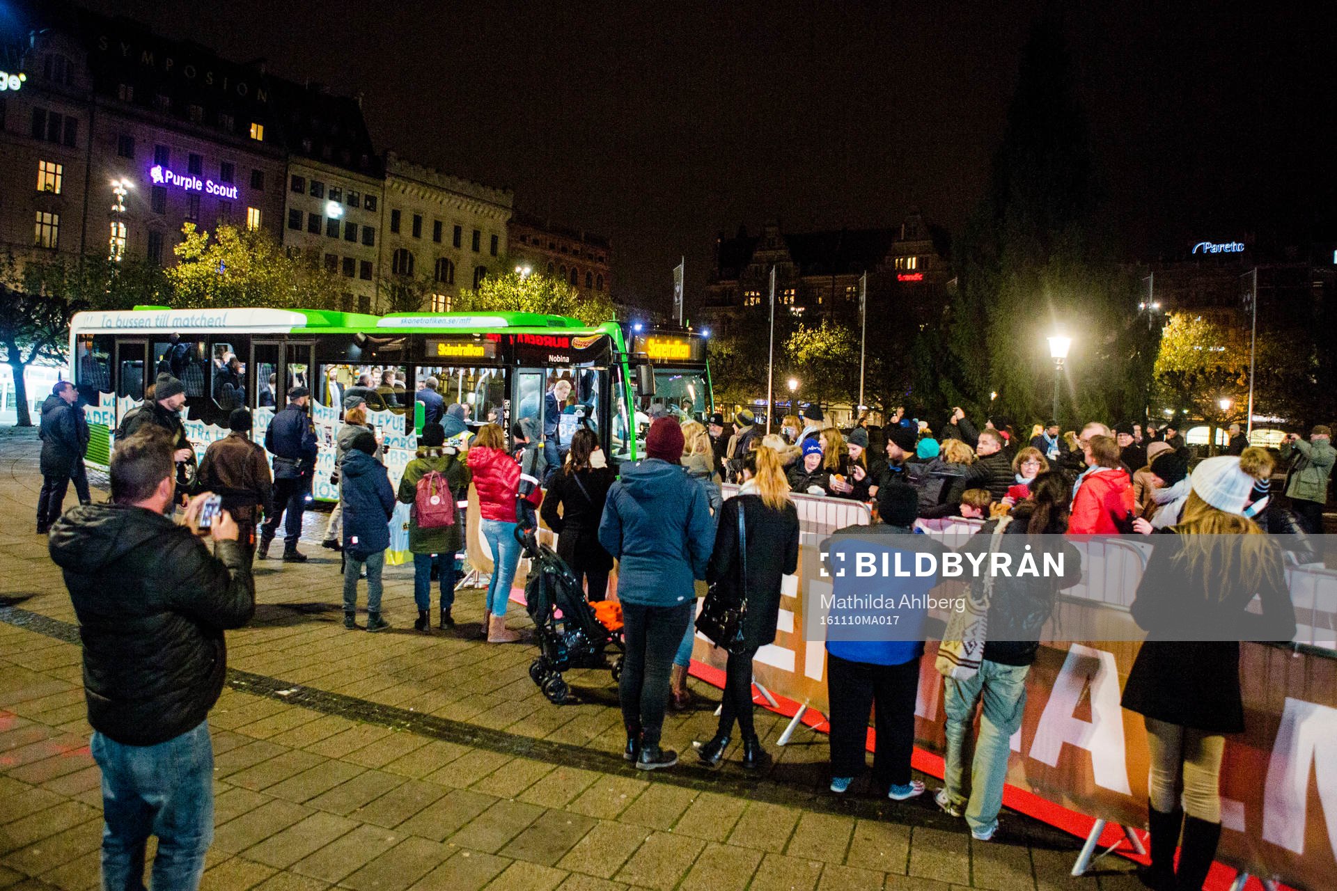 Spelare och ledare anländer i buss när Malmö FF hyllas