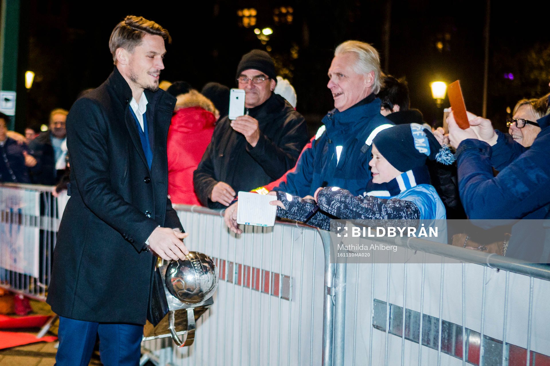 Markus Rosenberg hälsar på supportrar när Malmö FF