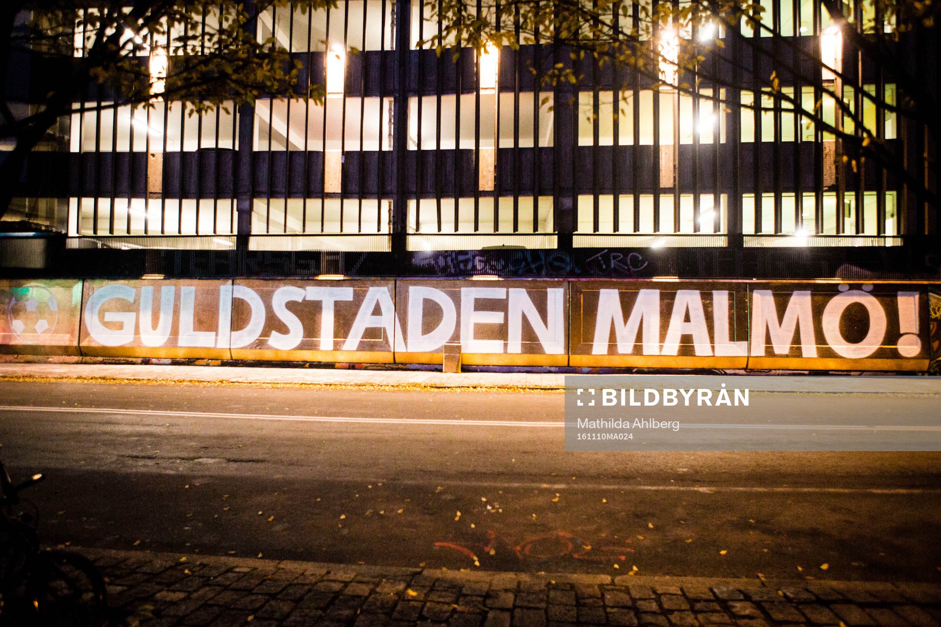 Texten Guldstaden Malmö skrivet på väggen av ett