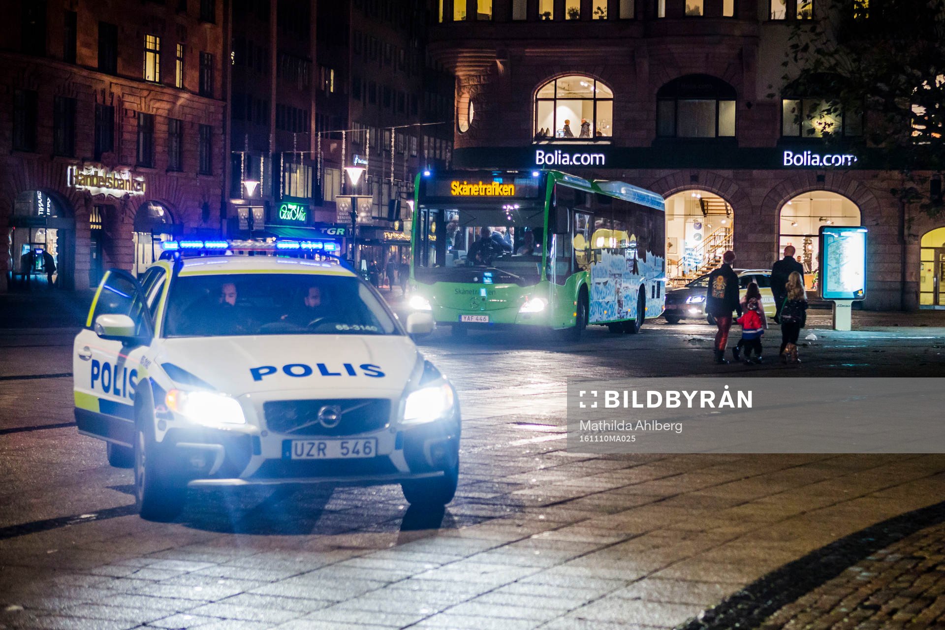 Spelare och ledare anländer i buss med poliseskort när