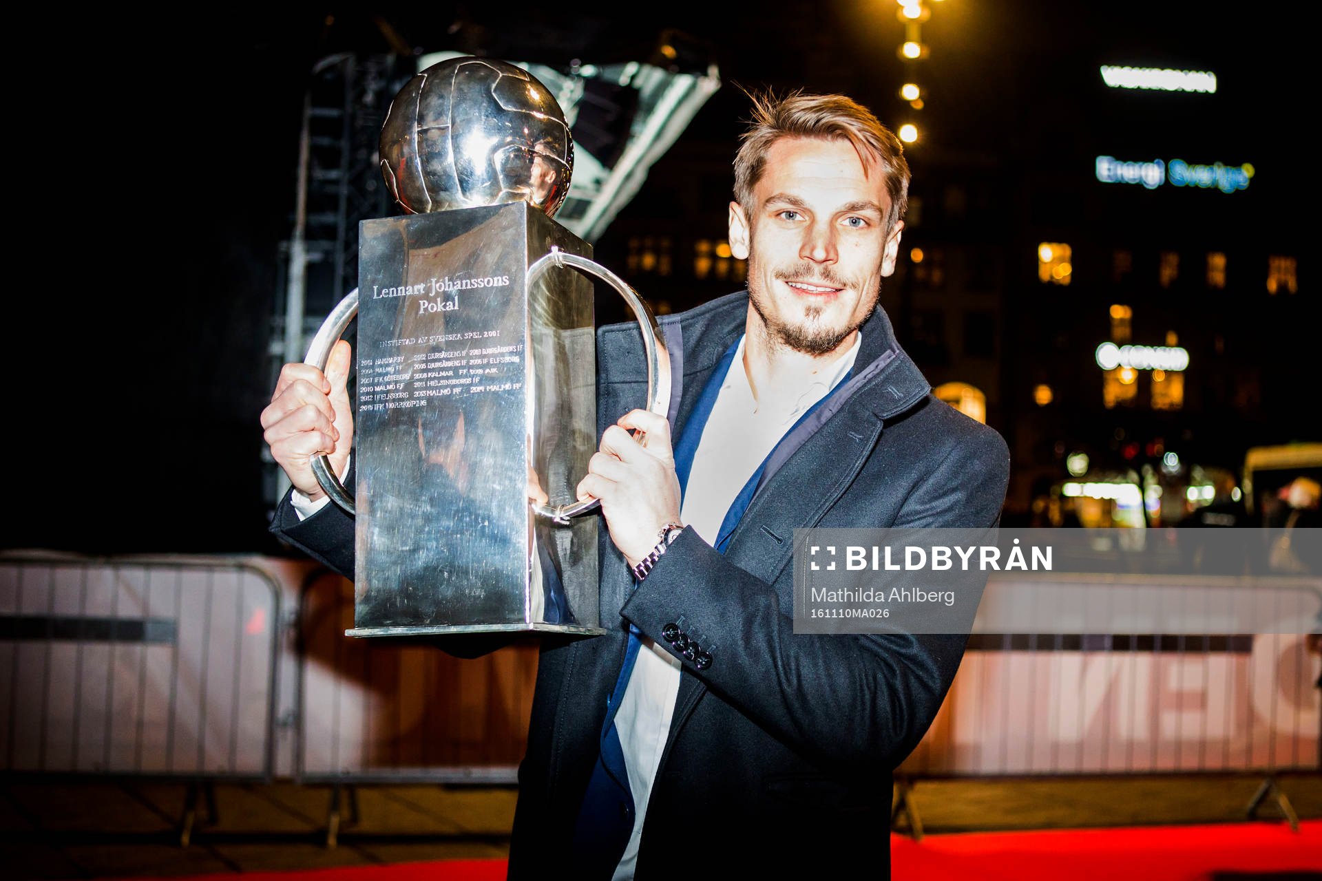 Markus Rosenberg poserar med Lennart Johanssons pokal när