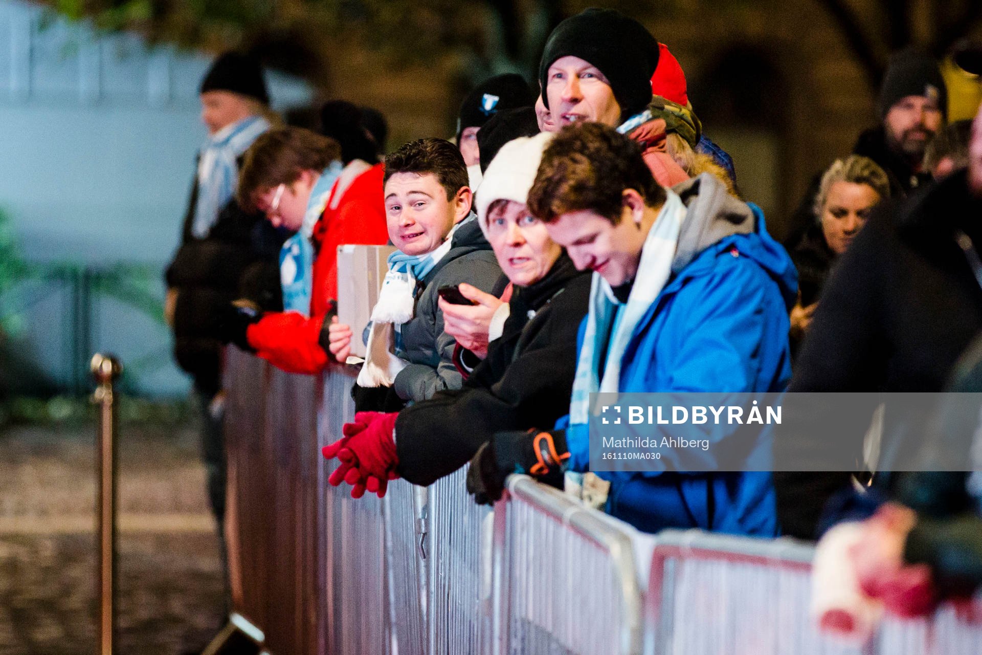 Supportrar väntar när Malmö FF hyllas för sitt SM-guld